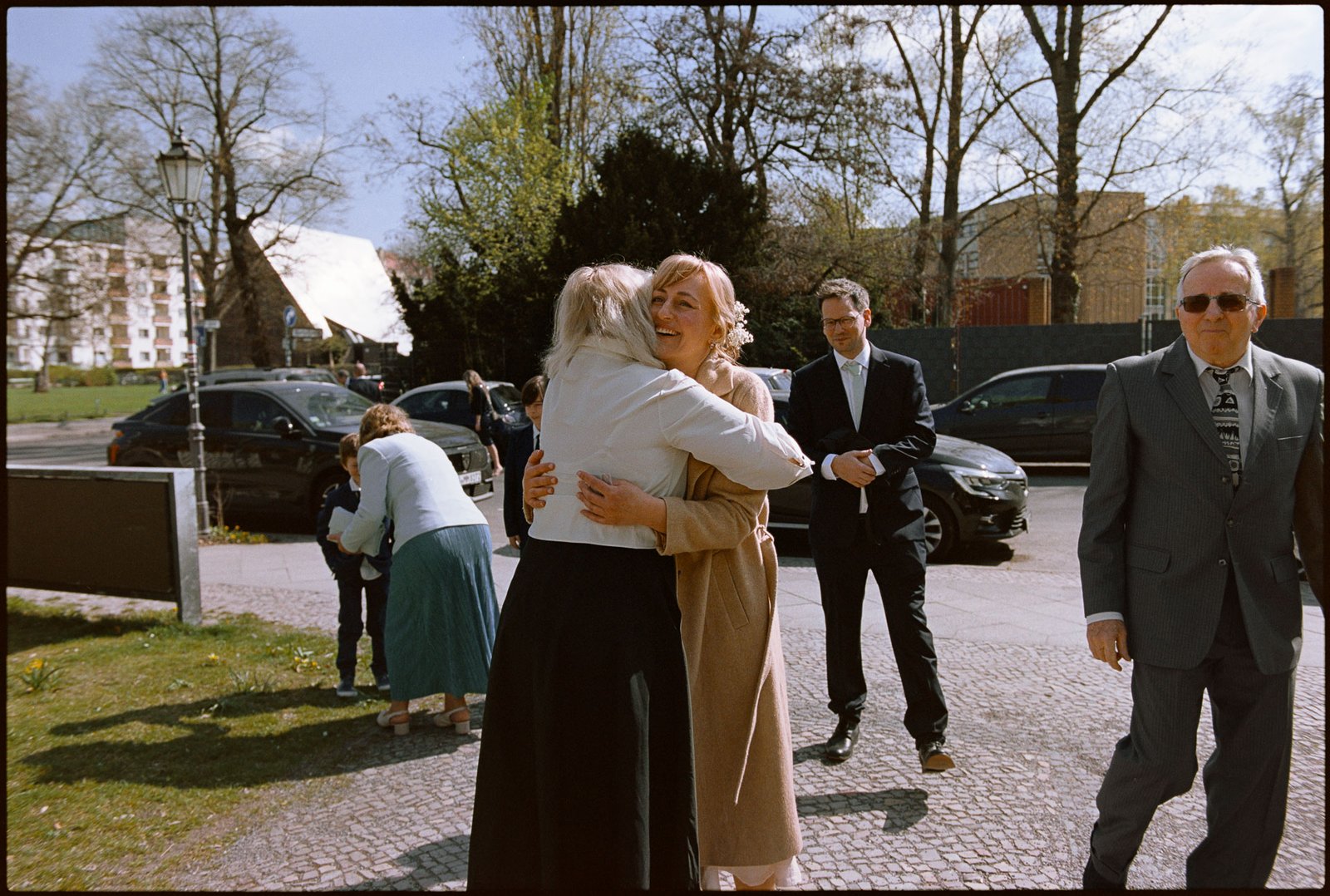 Guests greeting each other outside, Irena & Peter wedding in Berlin