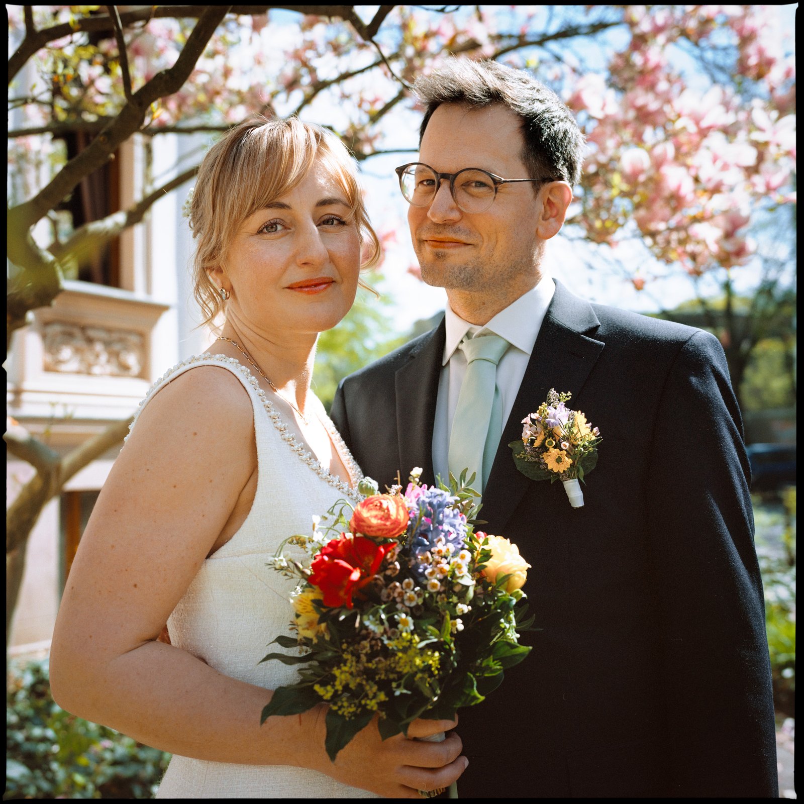 Portrait of the couple among spring blossom
