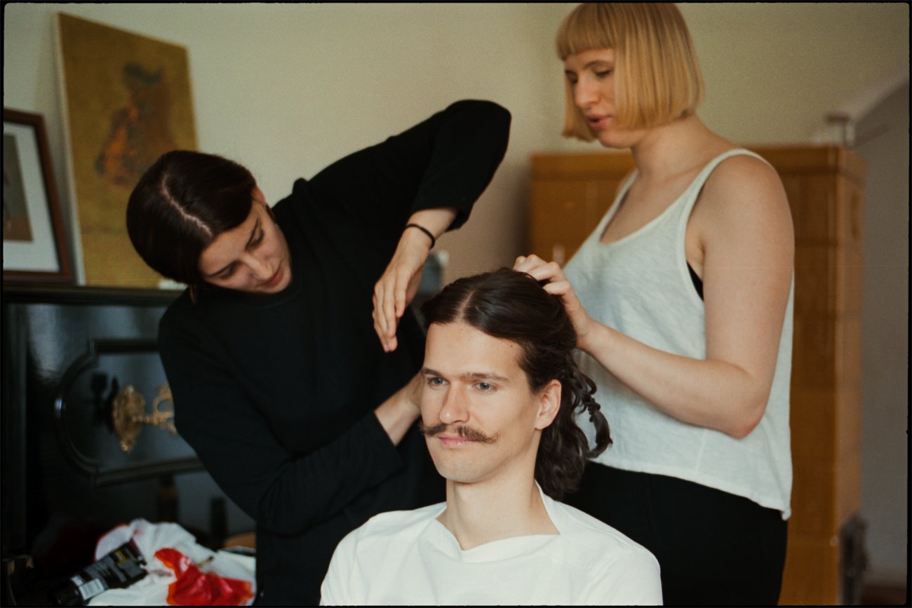 Dem Bräutigam werden die Haare gerichtet