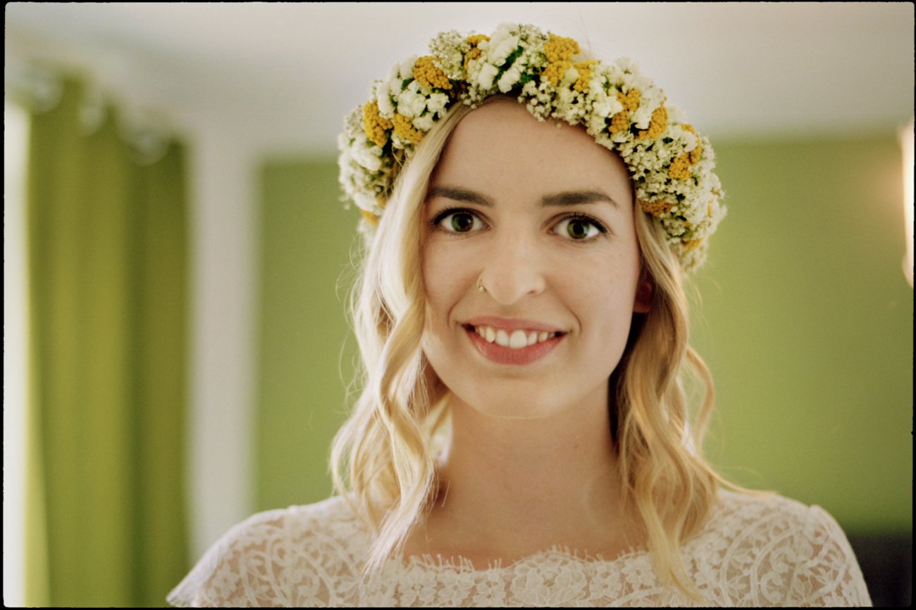 Portrait der Braut mit Blumenkranz