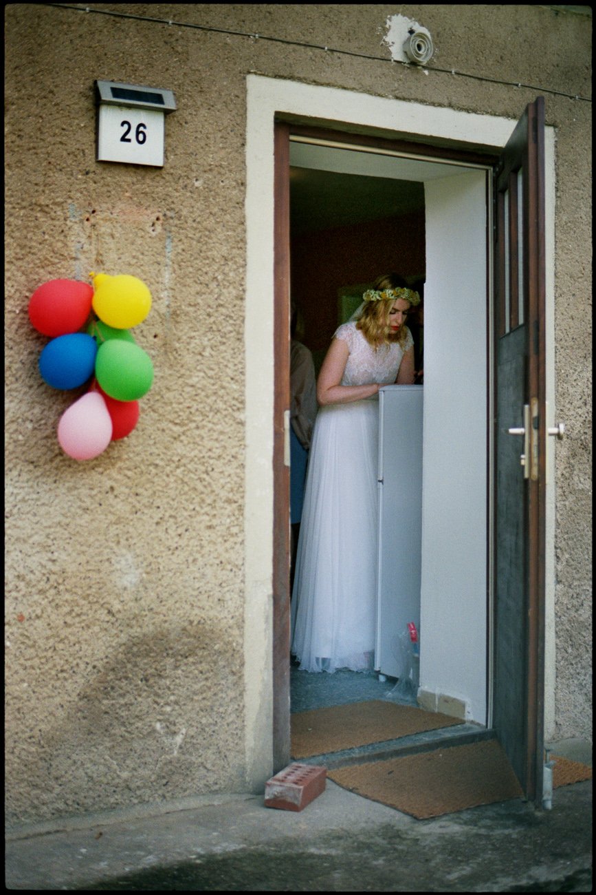 Die Braut in einer Tür, Luftballons am Eingang