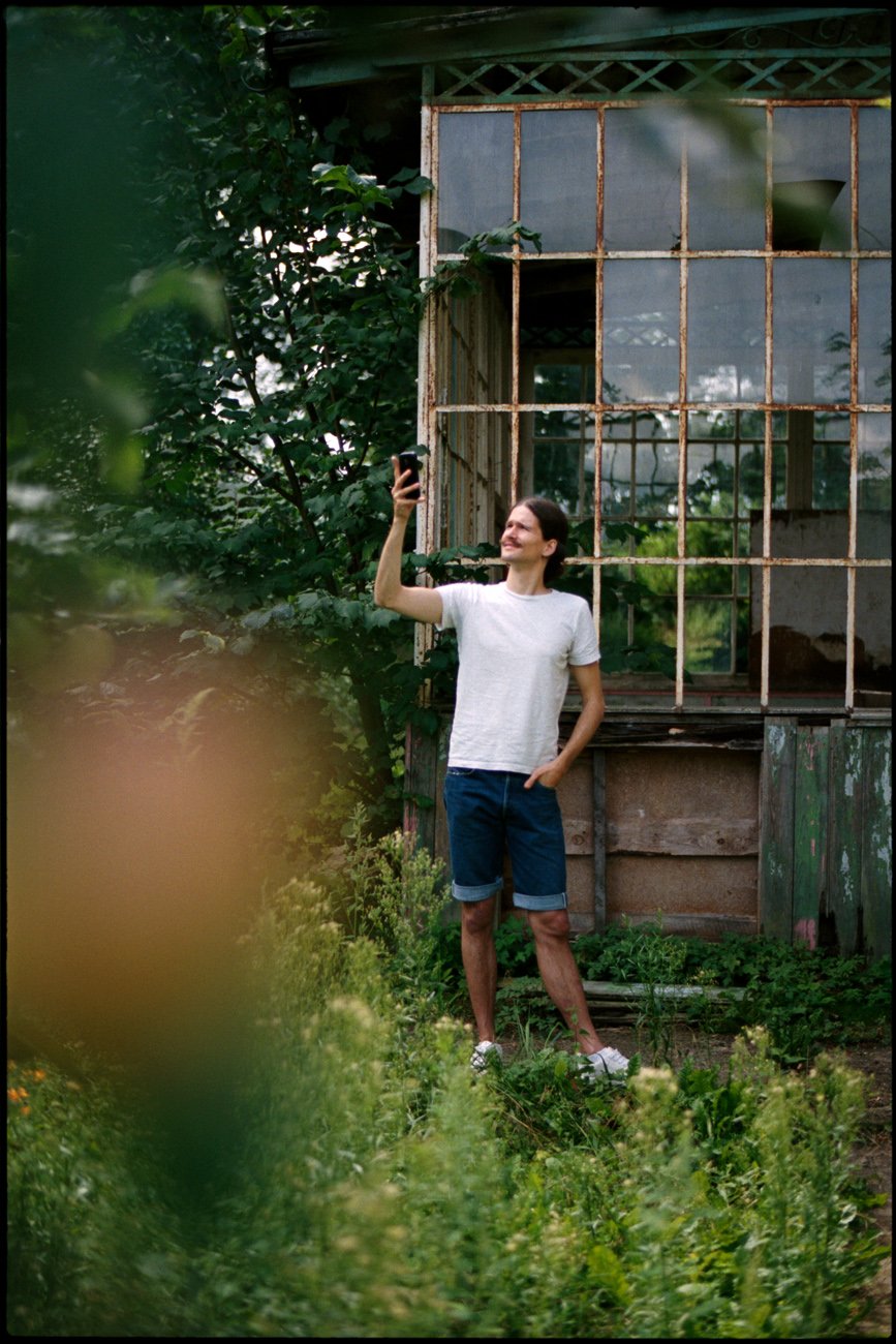 Ein Gast fotografiert im Garten