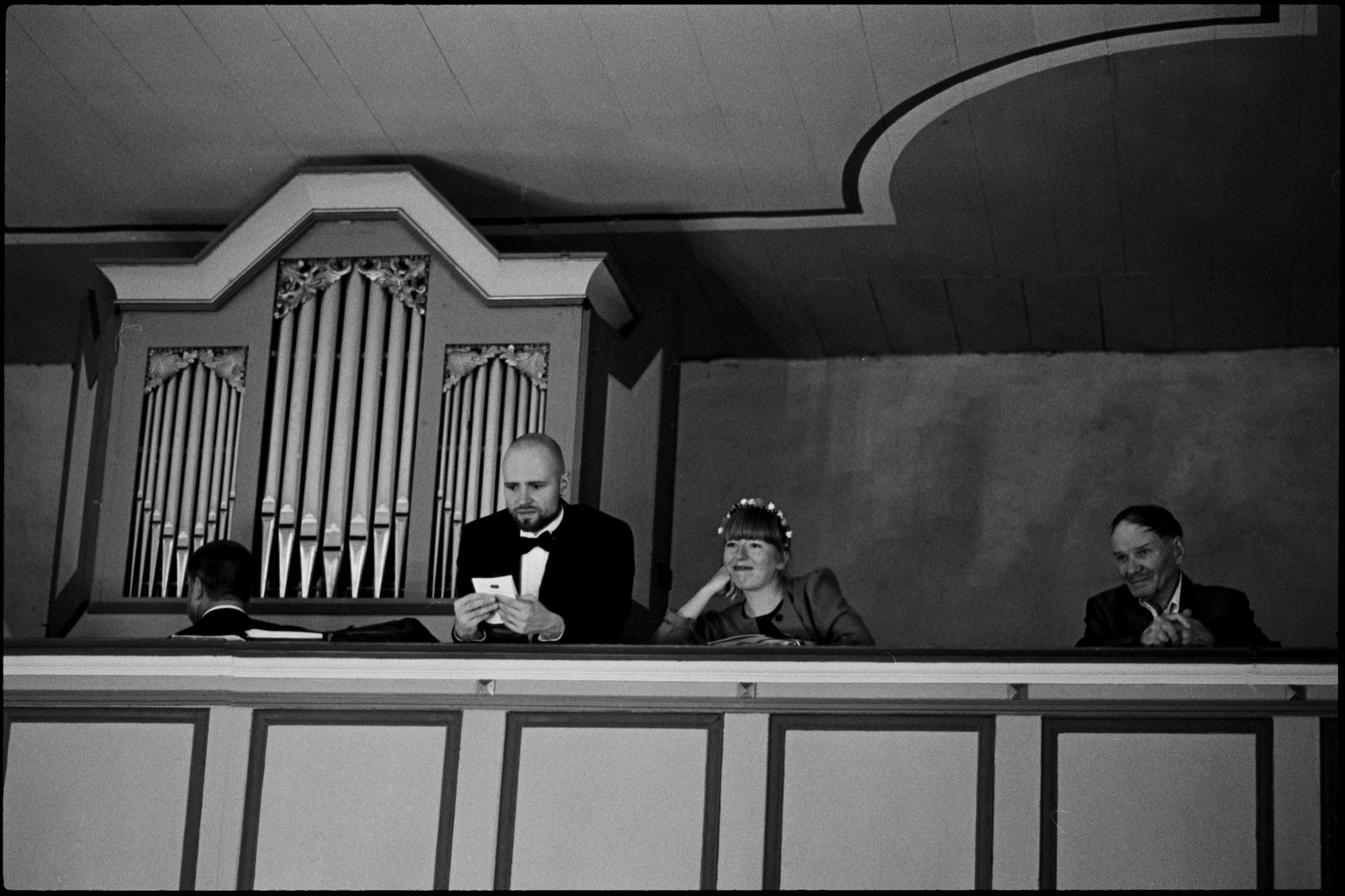 Orgel und Gäste während der Trauung, in Schwarz-Weiß