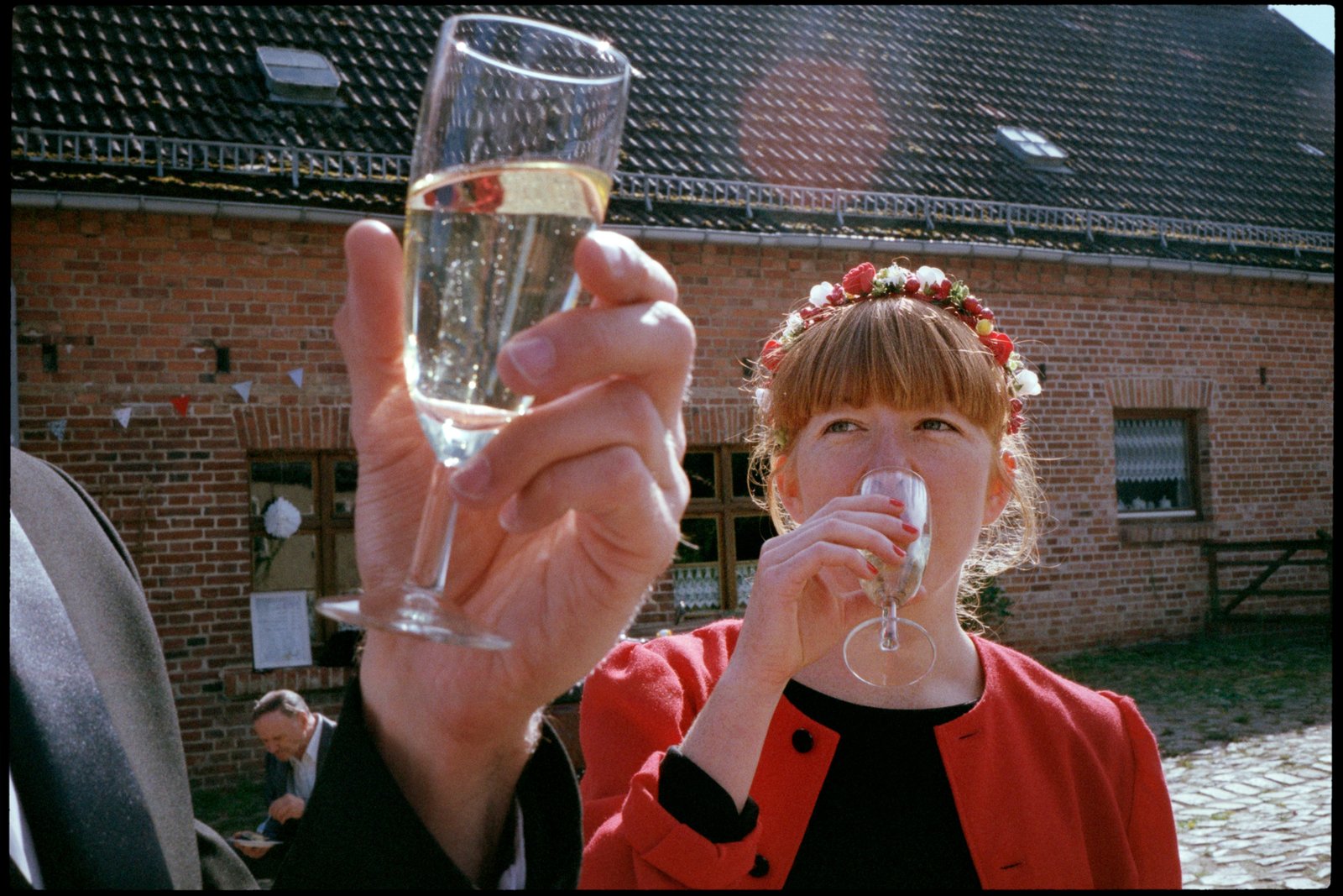 Ein Gast hebt ein Glas Sekt