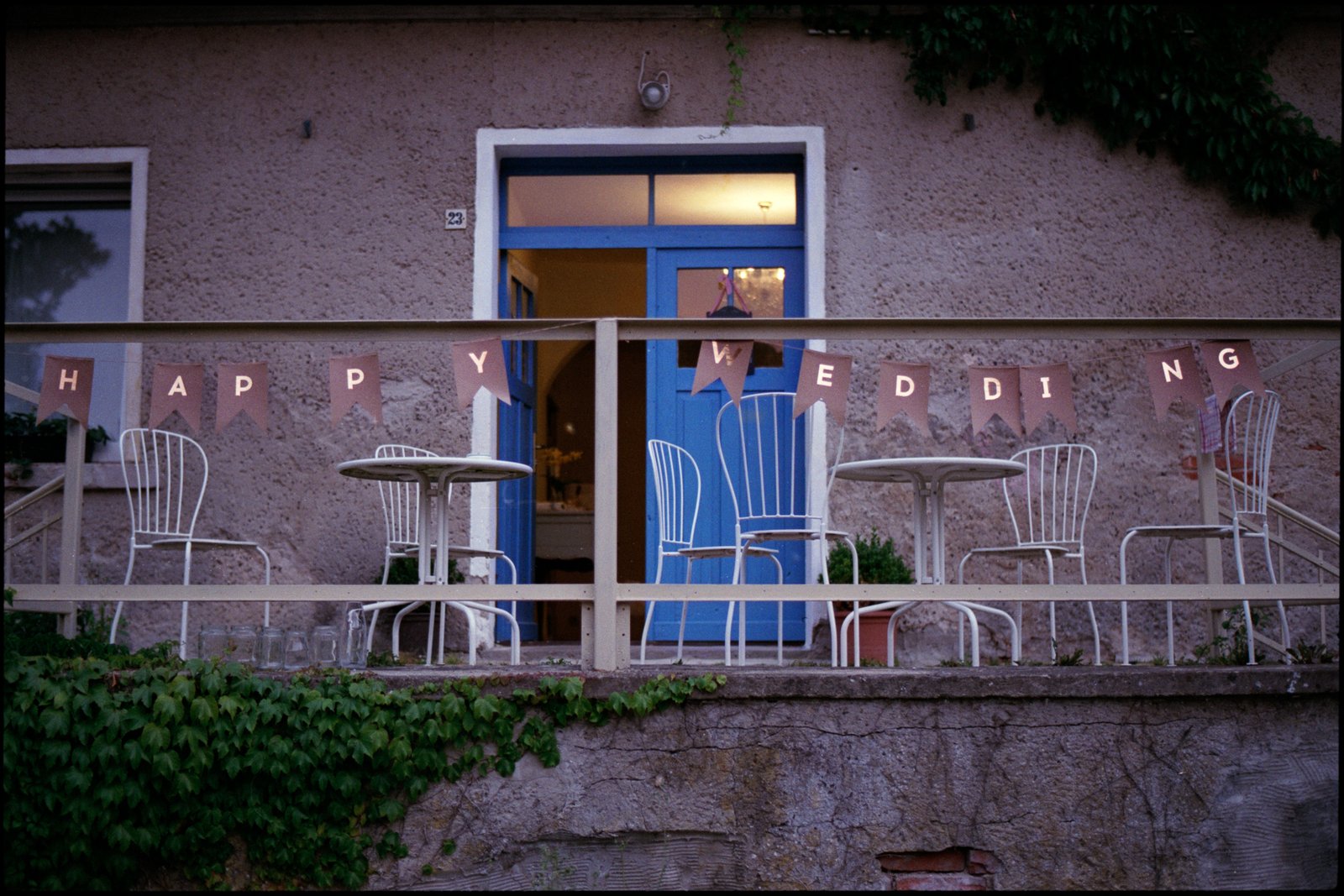Die Terrasse der Location am Abend