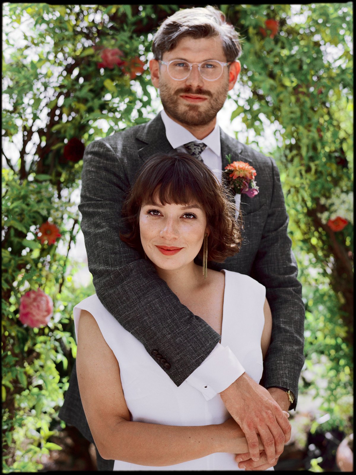 Portrait des Paares zwischen Rosen