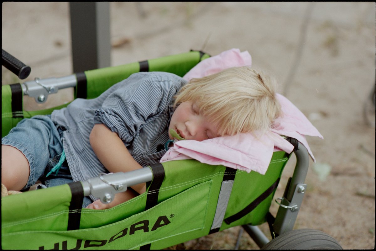 Ein Kind schläft im Kinderwagen