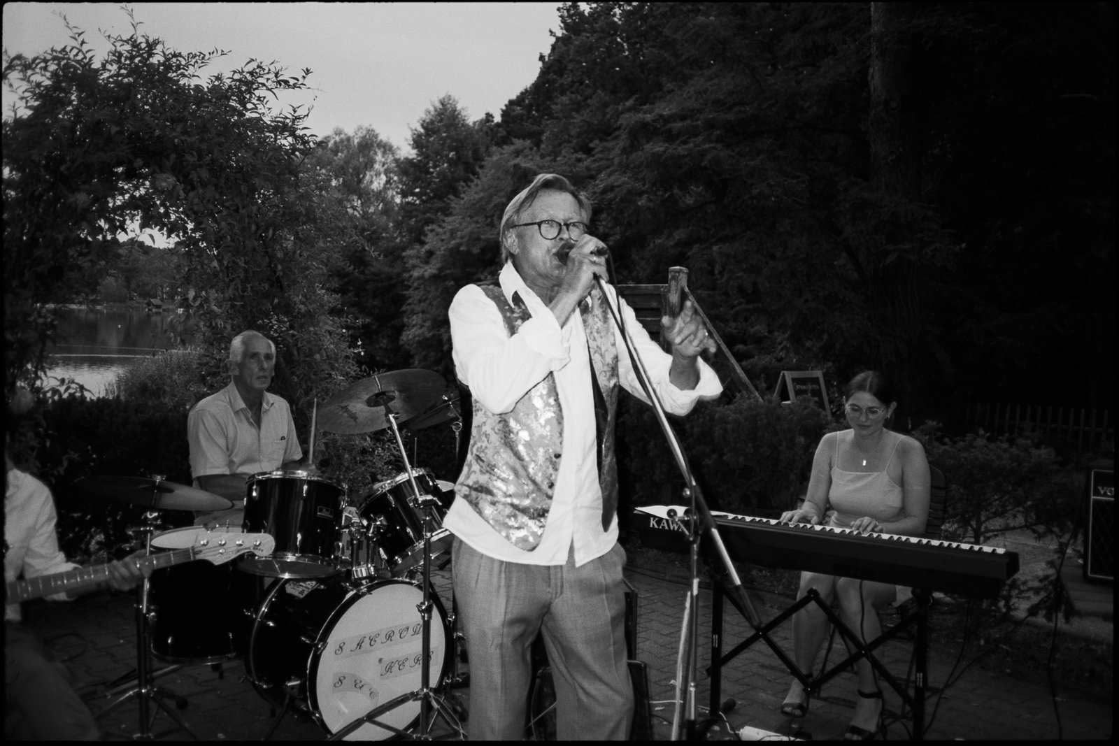 Eine Live-Band spielt, in Schwarz-Weiß