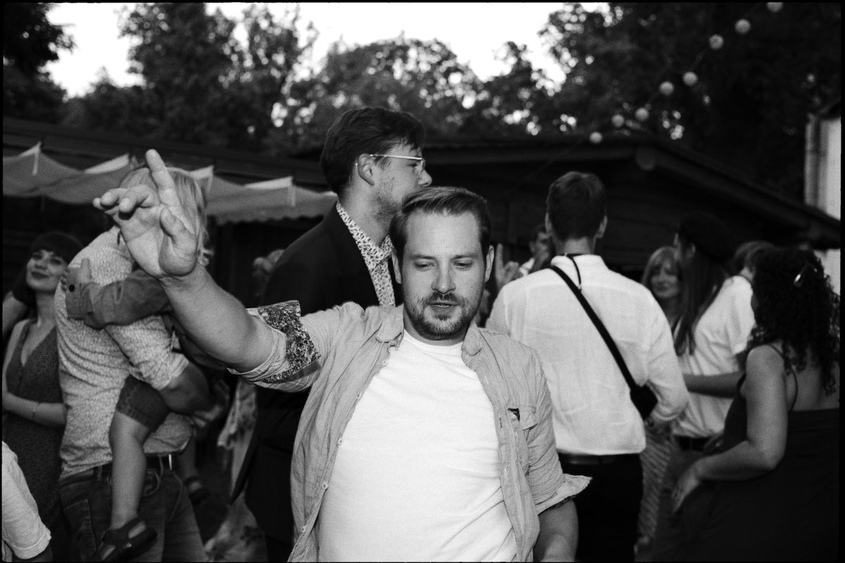 Der Bräutigam unter Gästen auf der Party, in Schwarz-Weiß