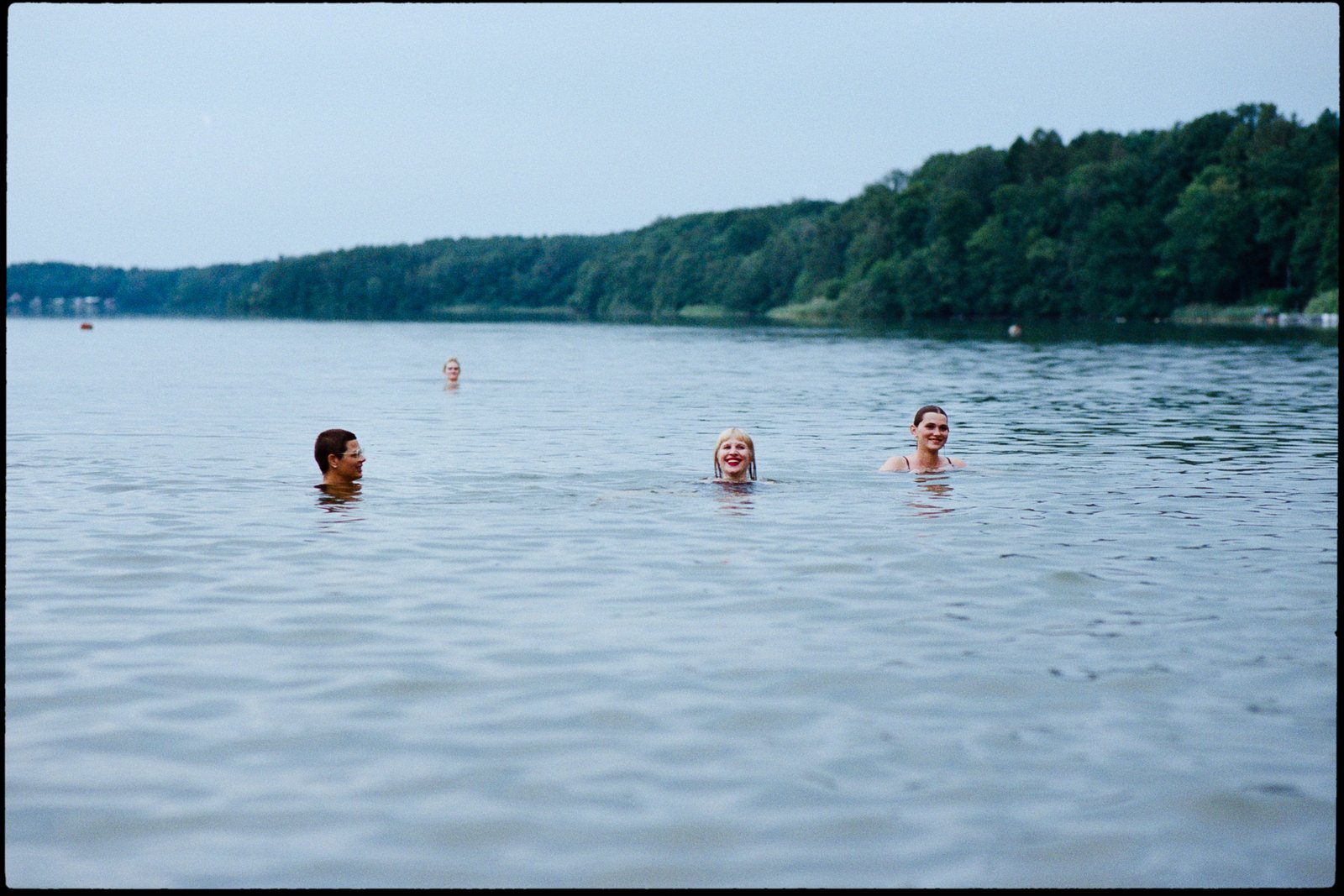 Gäste schwimmen im See