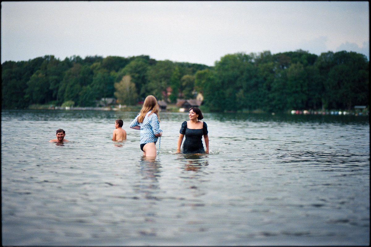 Gäste baden im See