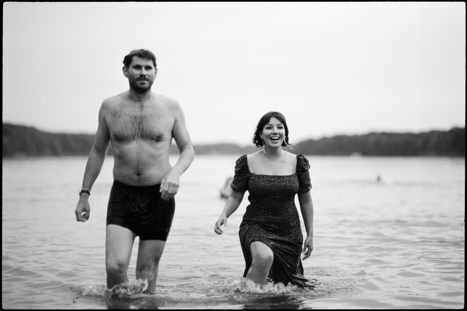 Das Paar kommt nach dem Baden aus dem See, in Schwarz-Weiß