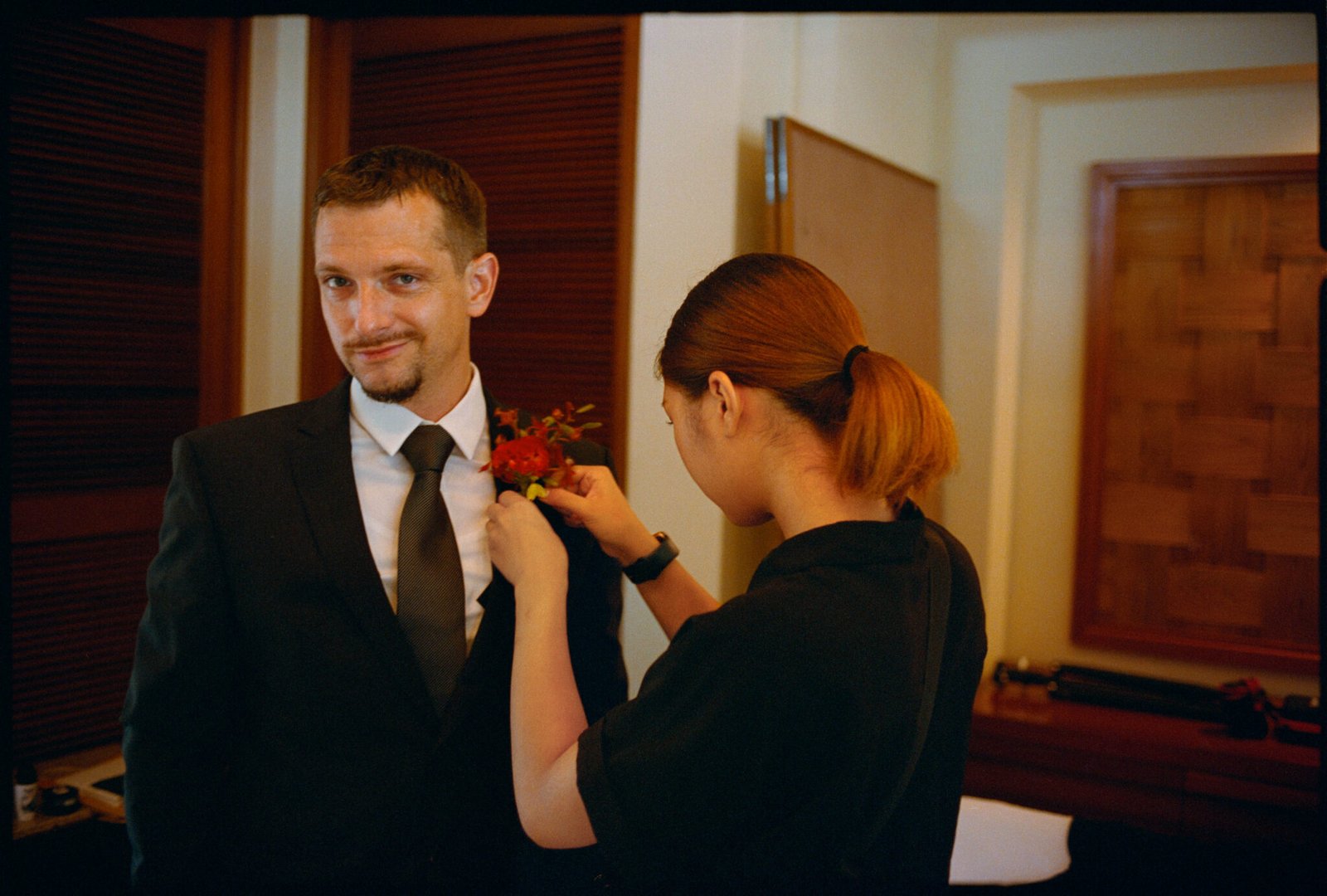 The groom having his boutonnière pinned