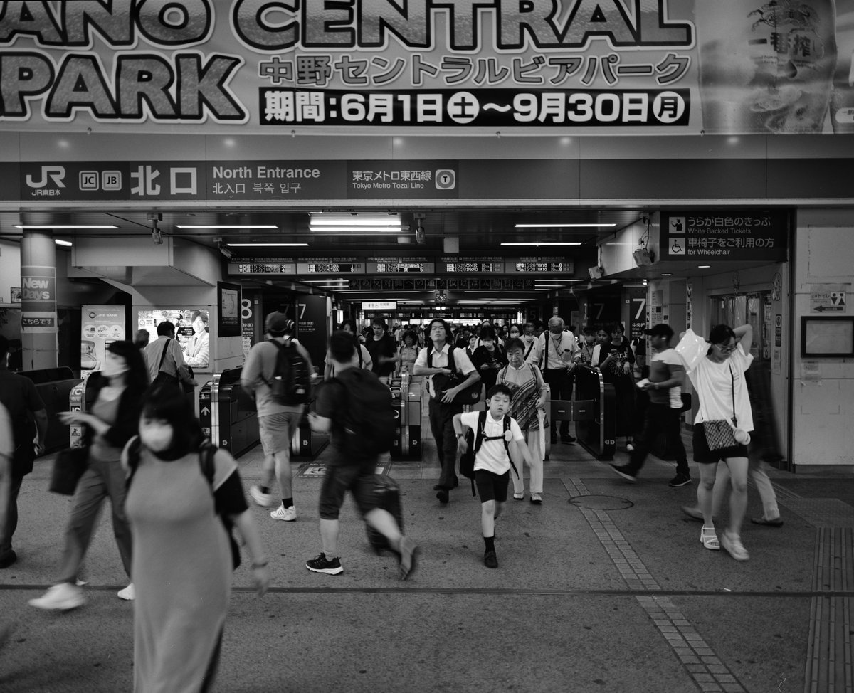 Pendler an den Ticketschranken im Bahnhof Nakano, Tokio